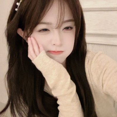 玻璃橱窗中的姑娘